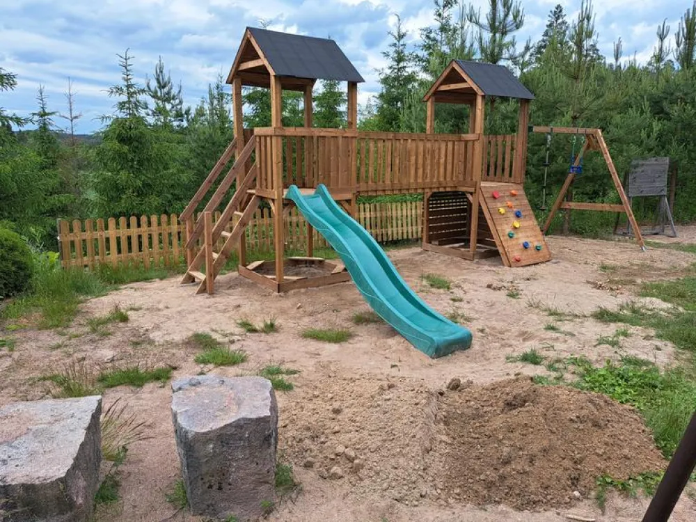 Outlet Palmako Leikkikeskus Jesper 1 sis. 2 leikkitornia + hiekkalaatikot + silta + kiipeilyseinä + keinuosa