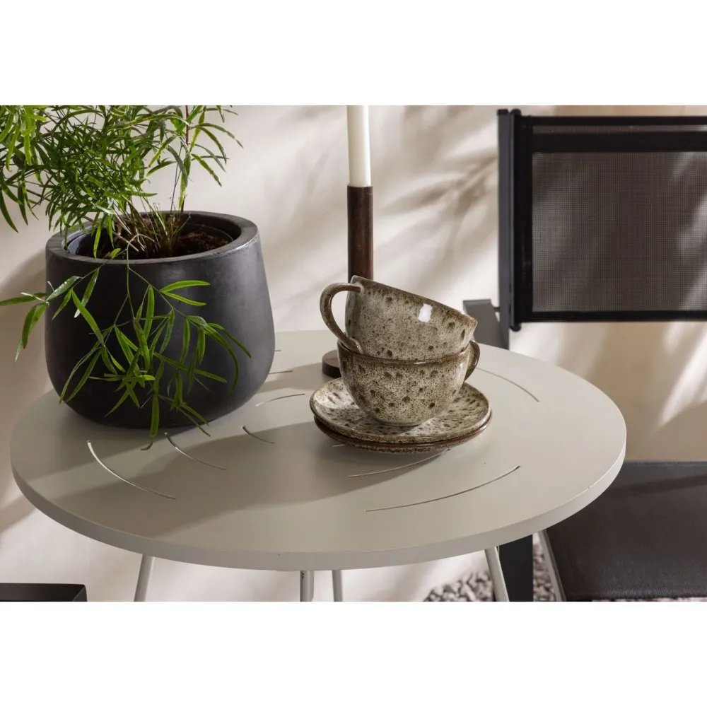 Online Venture Home Parvekeryhmä , ø60cm beige Bacong-pöytä + 2 mustaa, pinottavaa Copacabana-tuolia