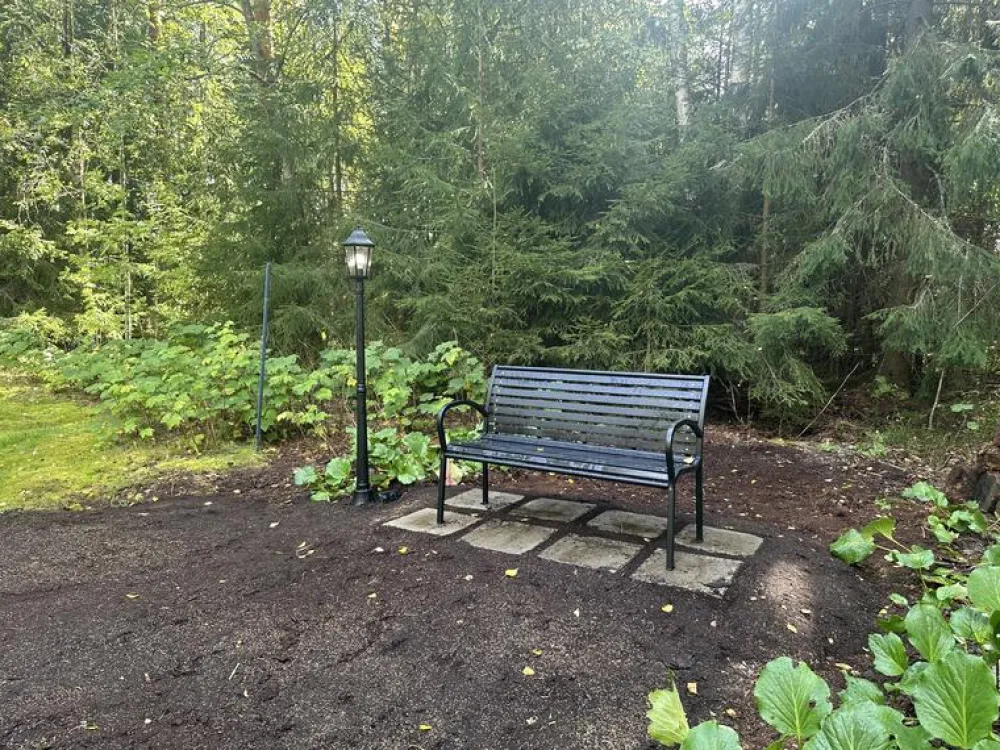 Sale FinePRICE Puutarhapenkki 125 cm teräs ja puukomposiitti musta