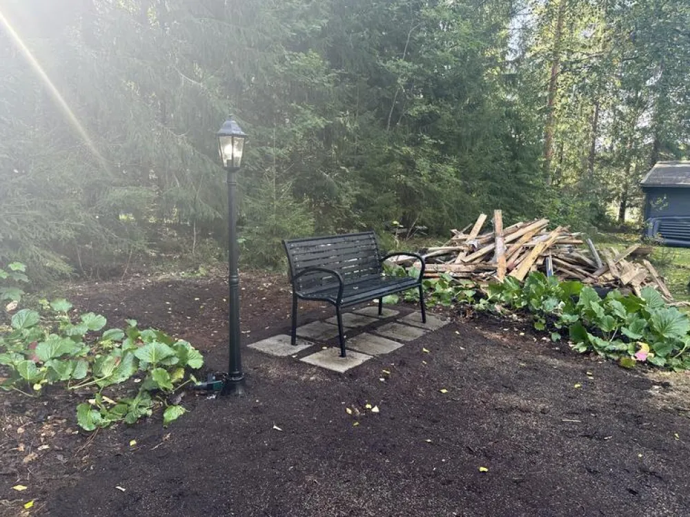 Sale FinePRICE Puutarhapenkki 125 cm teräs ja puukomposiitti musta