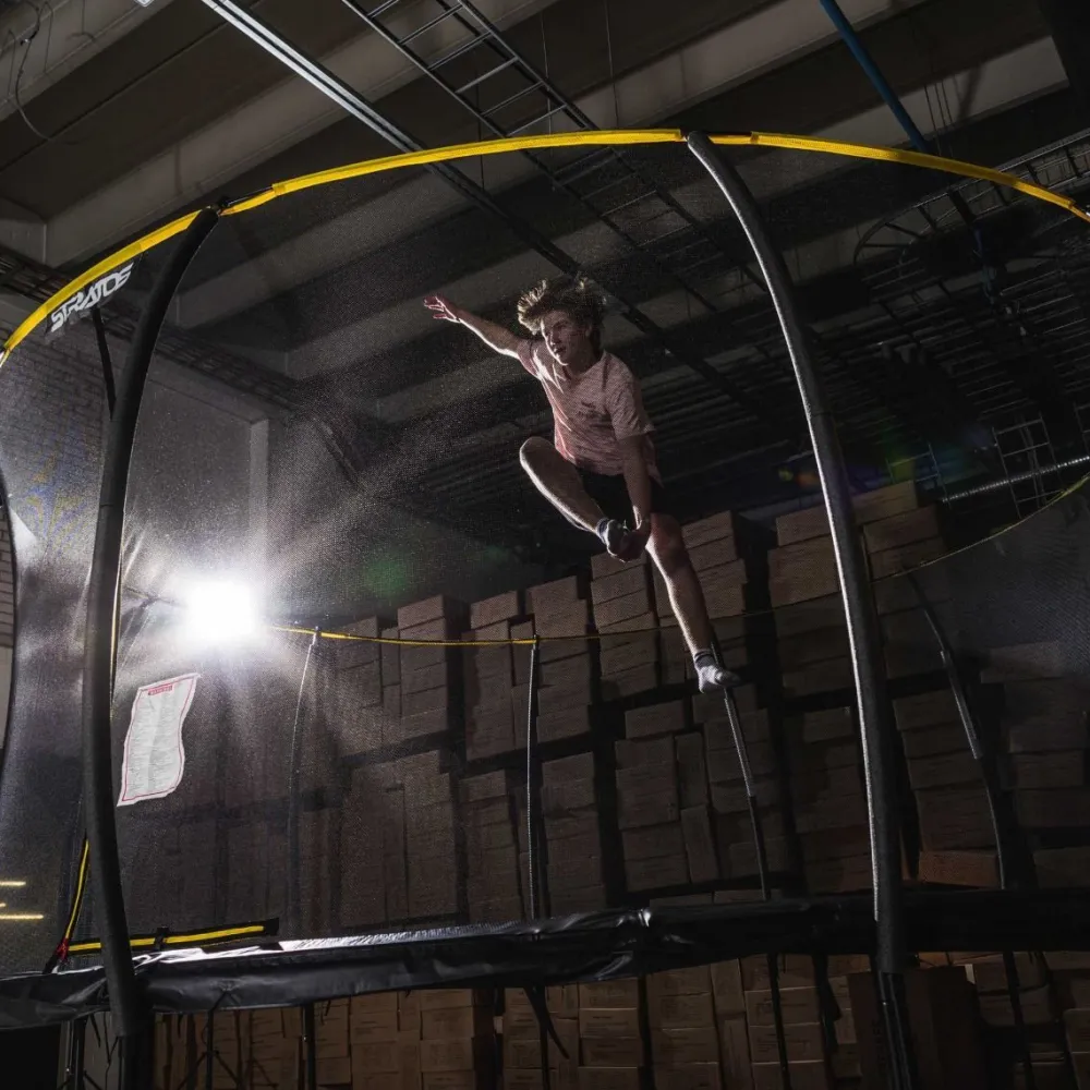 Hot Stratos Trampoliini Ø3.05m turvaverkolla